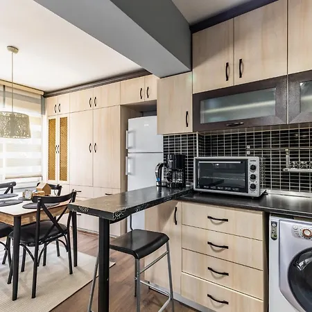Vibrant Flat 5 Min To Bull Statue In Kadikoy