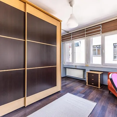 Vibrant Flat 5 Min To Bull Statue In Kadikoy